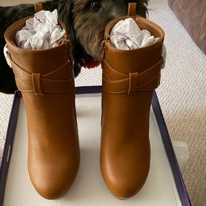 Size 8.5 more brown then Tan in color ankle boots super cute